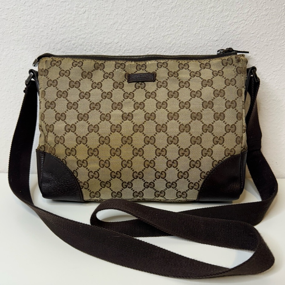Signs of Wear - Gucci - Vintage GG Crossbody Bag
